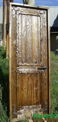 Двери из массива состаренные