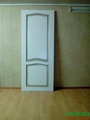 Продам двери деревянные филенчатые окрашенный массив
