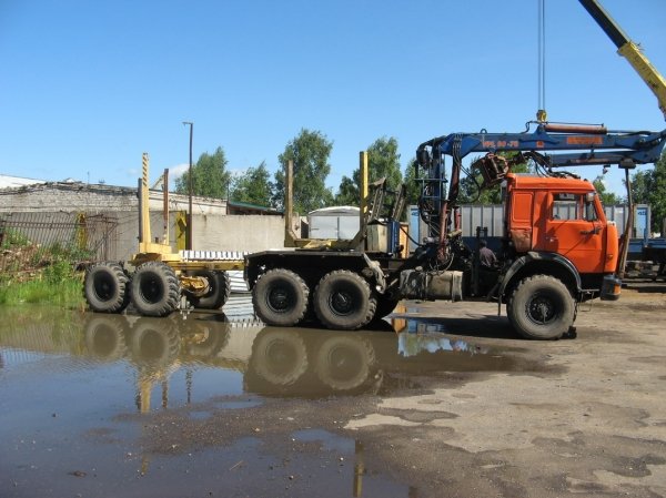 Лесовоз на базе КАМАЗ с манипулятором и прицепом - роспуском